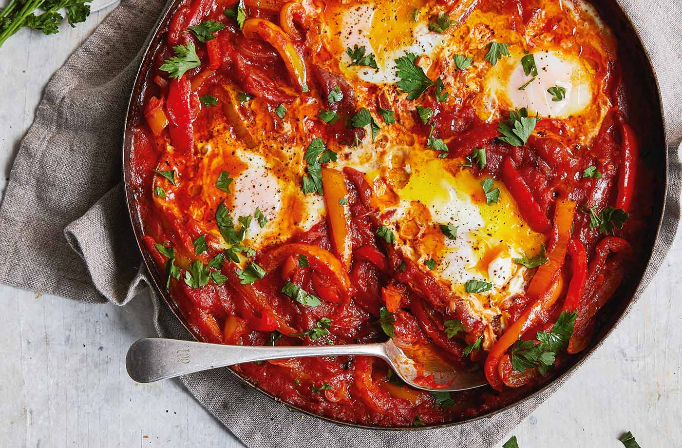 Shakshuka : a recipe for eggs with tomato sauce and peppers
